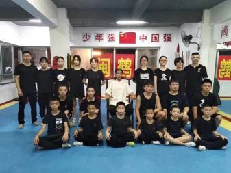 女子教抓男人要害防身术(图1)